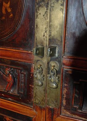 ARMOIRE ANCIENNE CHINOISE EN FIRWWOD 4 PORTES SCULPTÉES ET POLYCHROMÉES