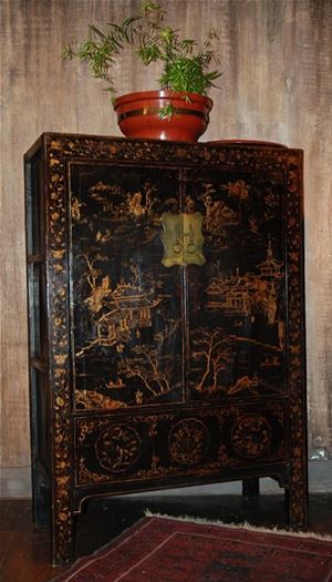 ARMOIRE ANCIENNE CHINOISE EN ORME POLYCHROMÉE