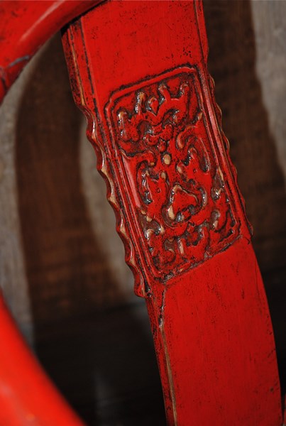 FAUTEUIL ANCIEN CHINOIS LAQUÉ ROUGE FER À CHEVAL