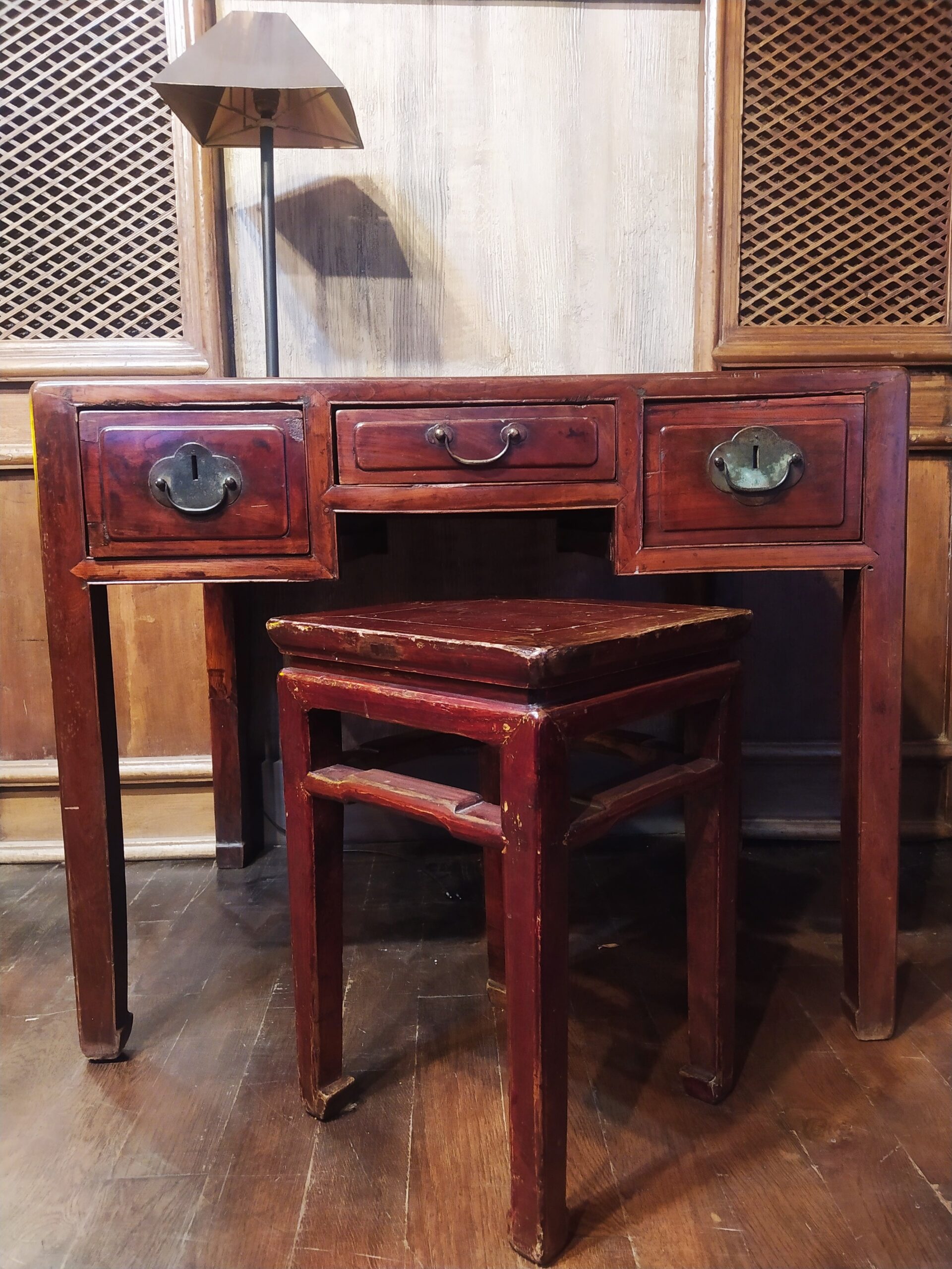 BUREAU ANCIEN CHINOIS EN ORME FONCÉ