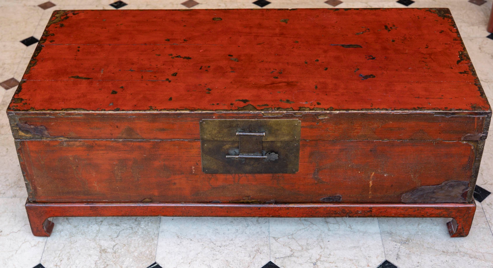 Coffre ancien chinois sur socle