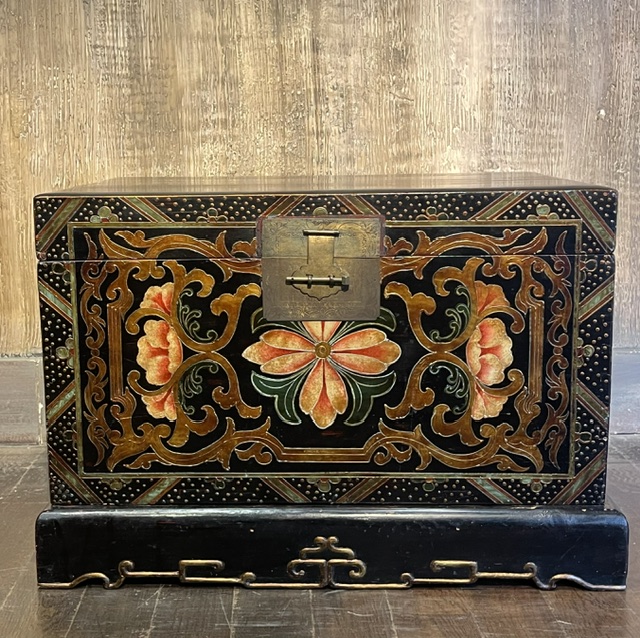 Coffre chinois laqué à décor floral